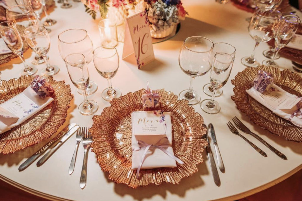 Decoración de mesa para fiesta de matrimonio, color en tendencia oro rosa