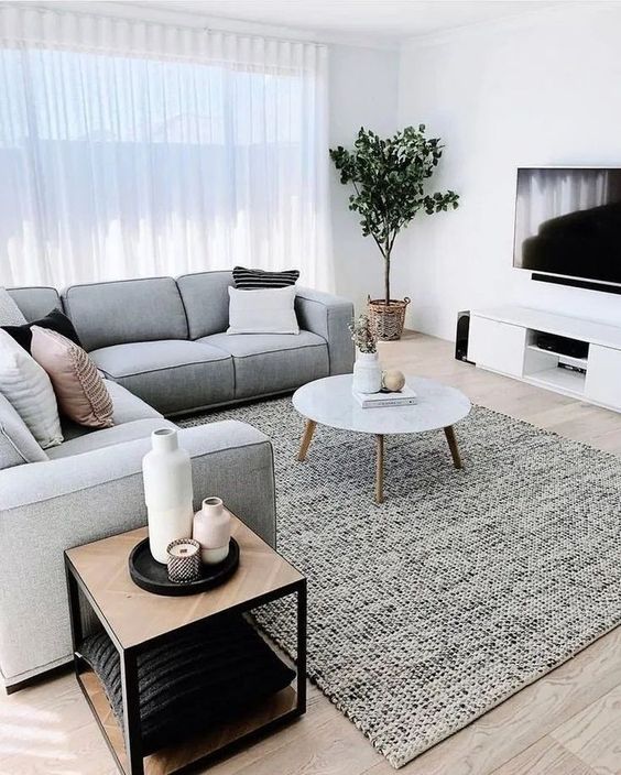 Sala de estar o de tv en colores neutros
