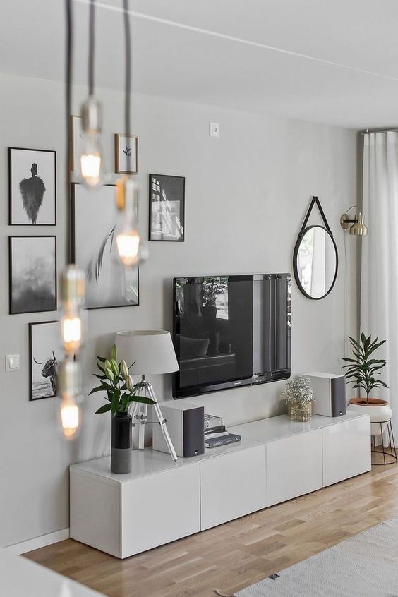 Mueble para televisión en sala de estar con lámpara