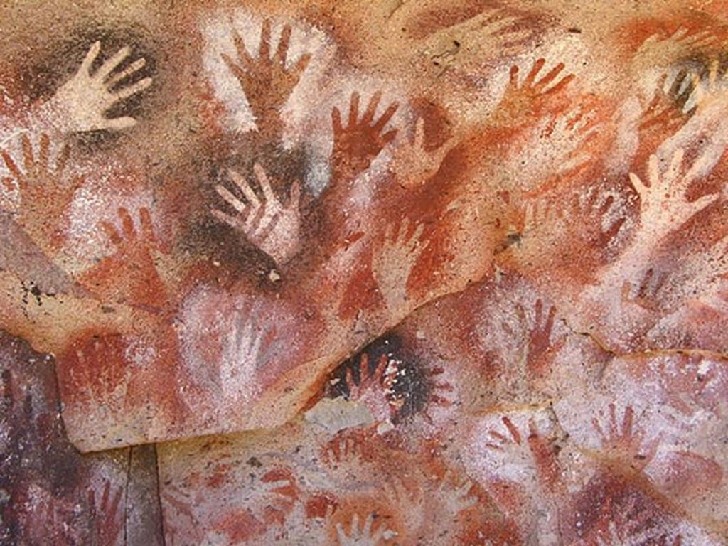 Arte rupestre manos en cueva argentina