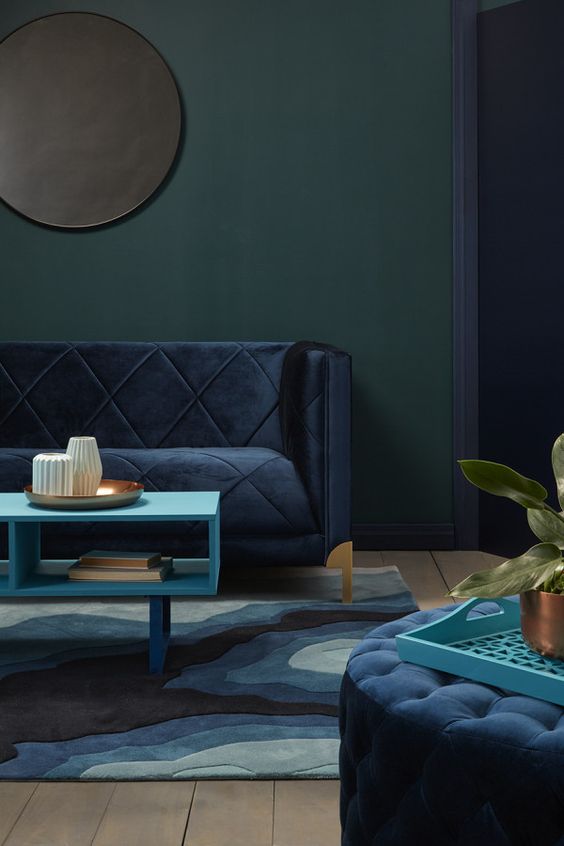 Sofa en tono azul y pared verde