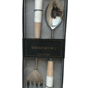 Cubiertos para servir en blanco con madera
